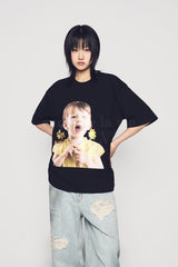 24FW FLOWER EARRINGS GIRL BABY FACE SHORT SLEEVE T-SHIRT (OVERSEAS EXCLUSIVE) BLACK