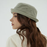 VA カーブロゴ ショート バイザー バケットハット     / Olive