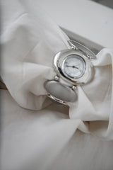 Oval bracelet watch 