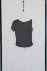 アシンメトリックツイステッドショルダートップ (Charcoal)