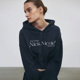 NICOLE シグネチャーロゴクロップフーディー