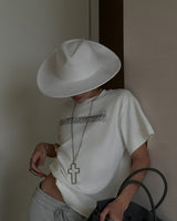 KMC "PRETENCIOUS" ホワイトボクシーフィットTシャツ