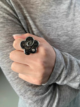 Black flower point ring