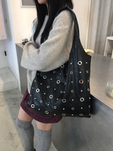 カールアイレットレザーショルダーバッグ