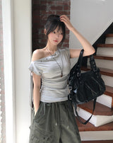 ロエアイレットストラップアンバランスショルダーTシャツ