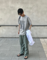スクエアフレームレタリング半袖Tシャツ