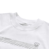 KMC "PRETENCIOUS" ホワイトボクシーフィットTシャツ