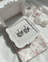 アドラーブルリボンハギーズピアス