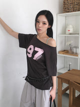 テキン レタリング オフショルダー オーバーフィット ショートスリーブTシャツ