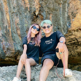 PEANUT STAIN - ハング イン ゼア ブラック オーバーサイズド Tシャツ