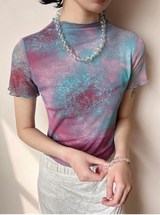 A short-sleeved T-shirt with a half-high collar, regular shoulders, printed patterns, and lace elastic ear-shaped trims.