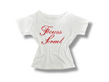 フォーカスフォーマルTシャツ (レッドレタリング )