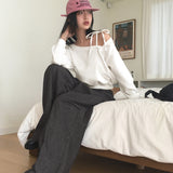 アティングワンオフショルダーリベットクロップスウェットシャツ