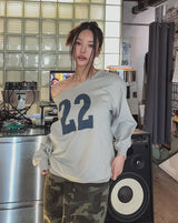 22 Cutting Off-Shoulder Sweatshirt