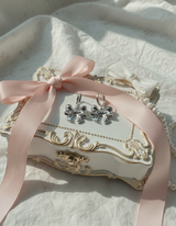 アドラーブルリボンハギーズピアス