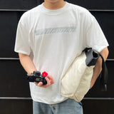 KMC "PRETENCIOUS" ホワイトボクシーフィットTシャツ