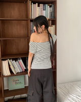 アンゾストライプオフショルダーショートスリーブTシャツ