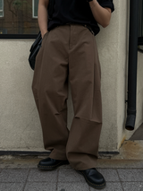 Unbalanced pintuck curved pants