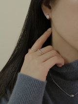 Hug earring (silver)