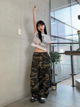 Cat Save The World クロップTシャツ (Black, White)