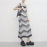 [NONCODE] V-patterned sleeveless dress