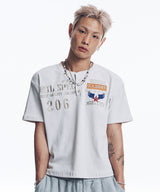 ミリタリーエンブレムヘンリーネッククロップドTシャツ - ベージュ