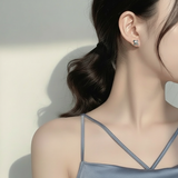 [NMIXX Kyujin Earrings] アーバンバンデージシェイプピアス - Silver Color