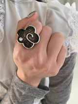 Black flower point ring