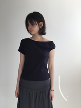 ミオアシンメティカルボートネックTシャツ (2color)
