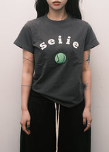 Seiie テニスアップリケTシャツ スリムフィット チャコール