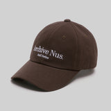 Nus. アーチボールキャップ（ブラウン）