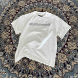 KMC "PRETENCIOUS" ホワイトボクシーフィットTシャツ