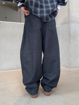 色褪せないバルーンデニムパンツ
