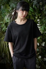 ESSENTIAL PLEAT U-NECK 1/2 TEE (Black)