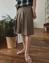 Isle One Tuck Bermuda Half Slacks
