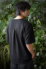 ESSENTIAL PLEAT U-NECK 1/2 TEE (Black)