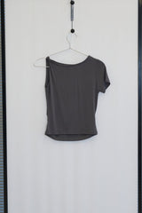 アシンメトリックツイステッドショルダートップ (Charcoal)
