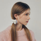 MINI VELVET SCRUNCHIE (WHITE)