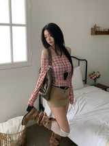チェリーレッドチェクオフショルダーシャーリングスリムフィットロングスリーブTシャツ (Red)