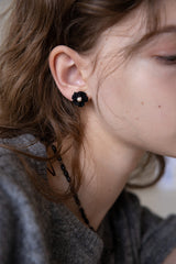 Gleaming knit flower earring (Black)