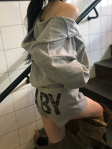 リングスタッデッドフーディー