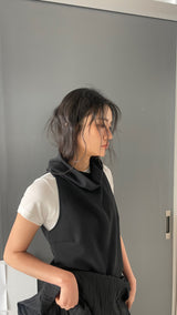 High neck sleeveless top [BLACK]
