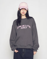 25FW WOMAN アーチシェイプドロゴナッピングスウェットシャツ