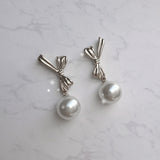 [Red Velvet スルギ Earrings] ダリアリボン＆パールピアス - Silver Color