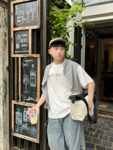 KMC "PRETENCIOUS" ホワイトボクシーフィットTシャツ