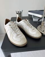 ベージュ & ホワイトシンプルスニーカー