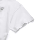 KMC "PRETENCIOUS" ホワイトボクシーフィットTシャツ