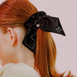 STONE RIBBON SATIN SCRUNCHIE (BLACK)