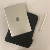 Clam タブレット＆ラップトップケース _ ソフトブラック (11 inch)