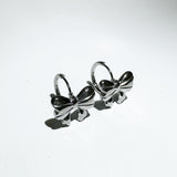 Silver ribbon one touch earring